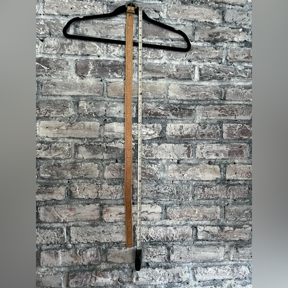 Beautiful leather embossed belt with silver detailed buckle. Excellent condition - Picture 5 of 6